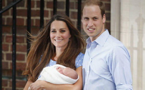 Duques de Cambridge apresentam bebé