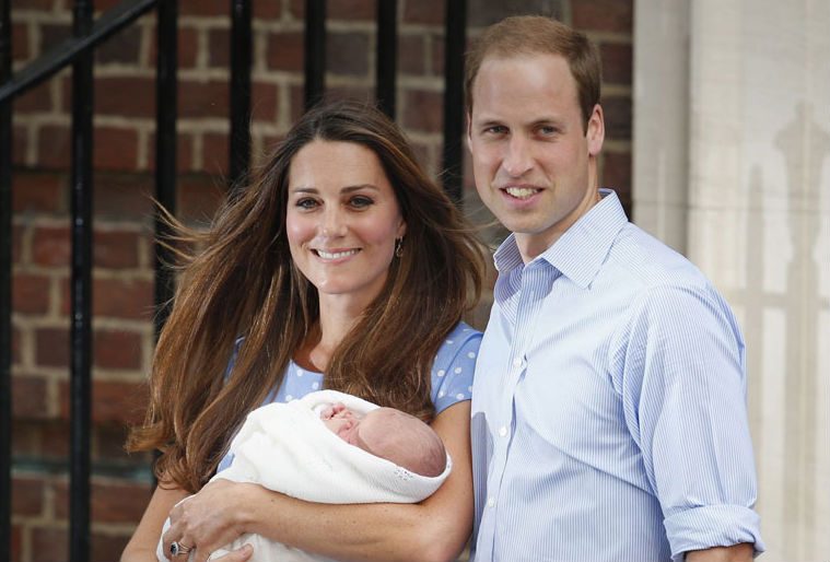 Duques de Cambridge apresentam bebé