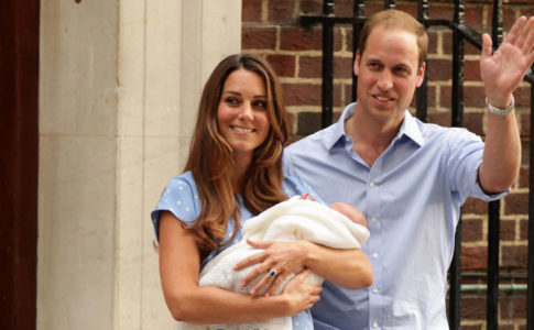 Duques de Cambridge apresentam bebé