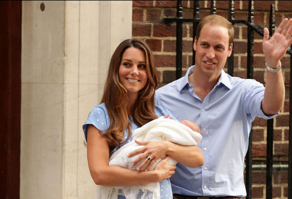 Duques de Cambridge apresentam bebé