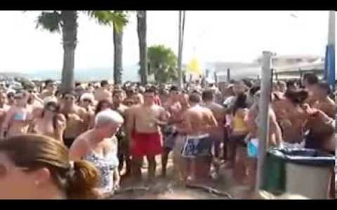 Avó faz furor em Ibiza