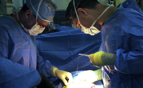 Cirurgiões a operar