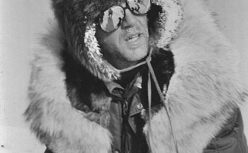 Homem com roupa de esquiar