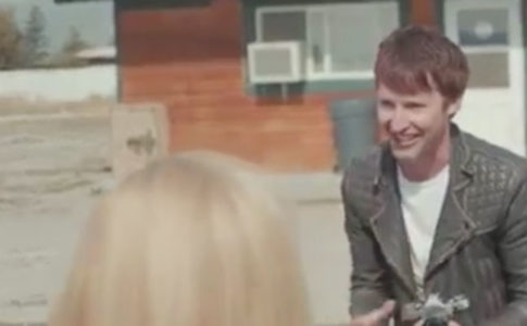 Imagem promocional do videoclip Bonfire Heart