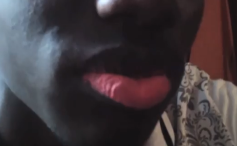 Nigeriano com lábio inferior tatuado de cor-de- rosa