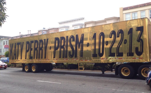 Camião da divulgação do novo álbum "Prism"