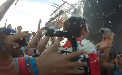 Steve Aoki atinge fã em cadeira de rodas