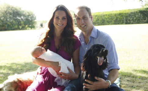 Os duques de Cambridge com o pequeno George