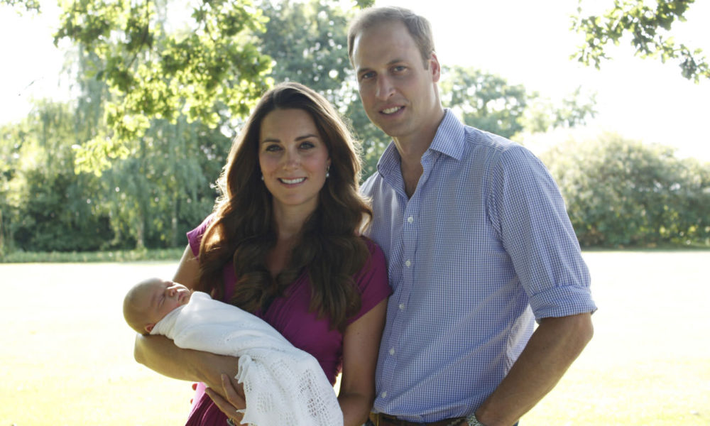Os duques de Cambridge com o pequeno George