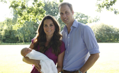 Os duques de Cambridge com o pequeno George