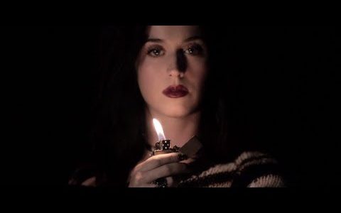 Katy Perry queima peruca para anunciar o seu novo single