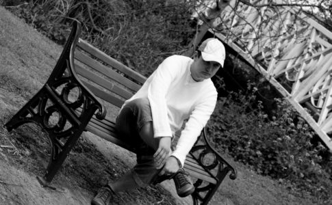 Homem triste no parque