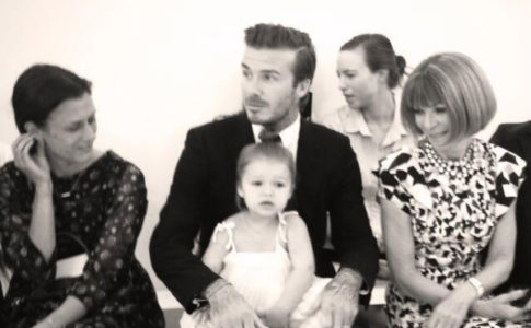 Bebé Haper ao colo do pai a assitir ao desfile da nova colecção