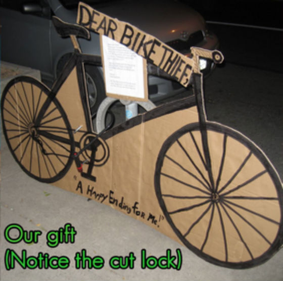 Bicleta de cartão oferecida por Quentin Matheson ao ladrão