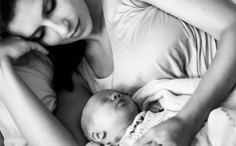 Hilaria Baldwin e a bebé Carmen