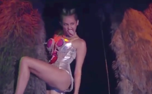 Miley Cyrus durante a performance nos VMA