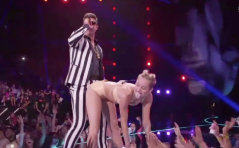 Miley Cyrus durante a performance nos VMA