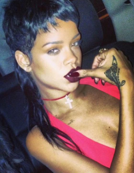 Rihanna com o seu novo visual gótico
