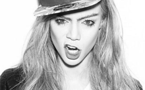 Tyra Banks a imitar Cara Delevingne