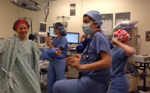 Deborah Cohan e equipa médica do Zion Hospital a dançar ao som de Beyoncé