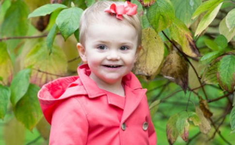 Princesa Estelle no jardim do Palácio de Haga
