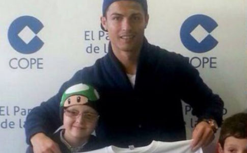 Cristiano Ronaldo junto do amigo Guillermo e de outras crianças