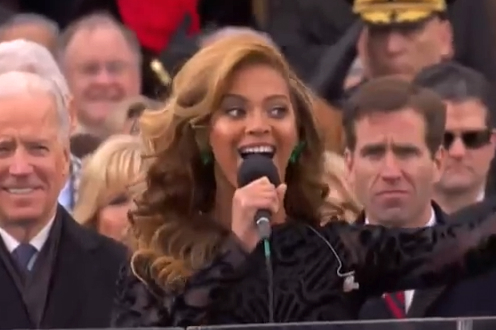 Beyoncé a cantar em playback na tomada de posse de Obama