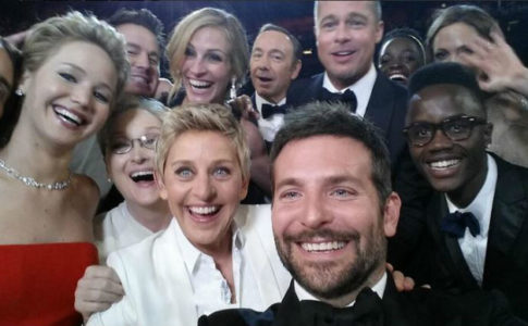 Ellen DeGeneres junto de várias celebridades