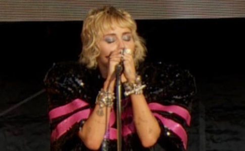 Miley Cyrus desabou de emoção a cantar Wrecking Ball durante Super Bowl