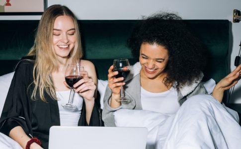 Como se divertir com amigos sem sair de casa